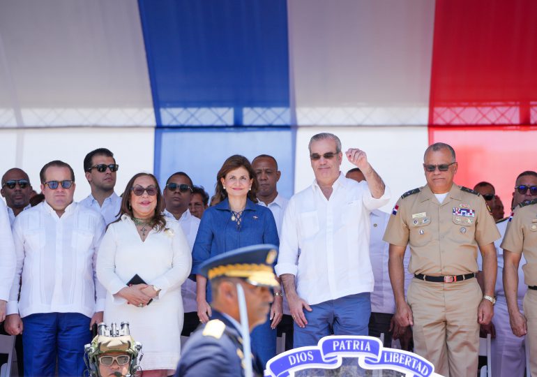 Presidente Abinader encabeza desfile por el 181.º aniversario de la batalla del 30 de Marzo, en Santiago