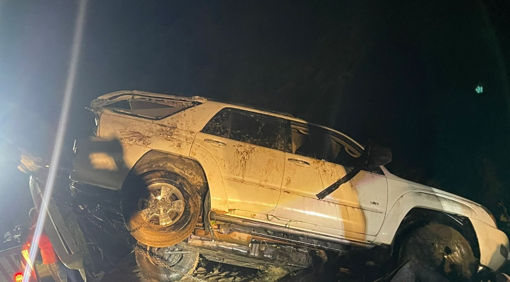 Dos haitianos muertos y 16 heridos tras volcarse yipeta con inmigrantes ilegales en Montecristi, RD