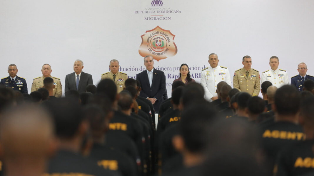 Presidente dominicano, Abinader encabeza graduación de nuevos agentes de Reacción Rápida y entrega vehículos a Migración