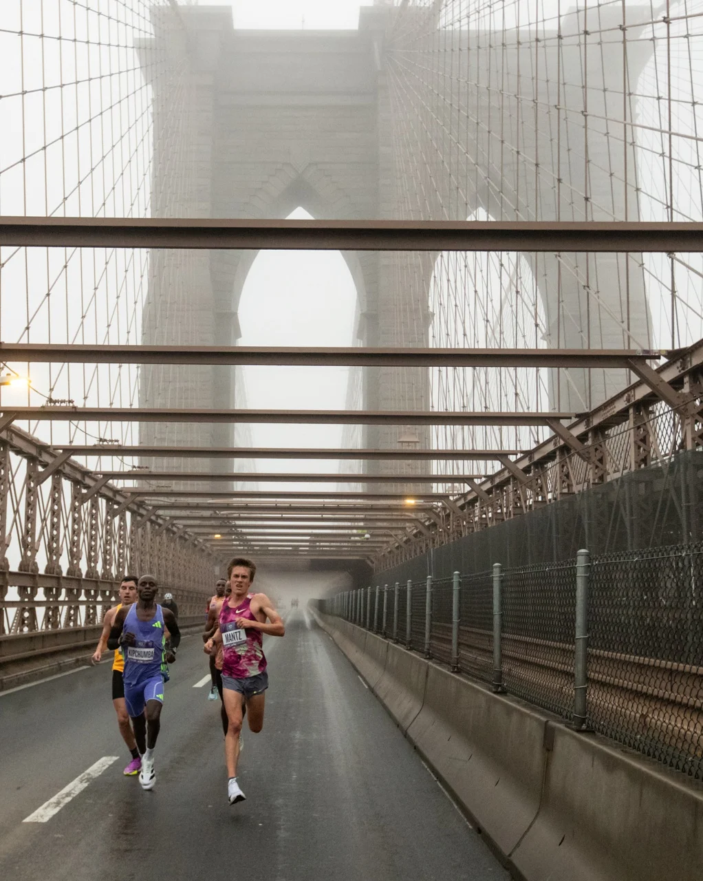 Miles de corredores de la Media Maratón de Nueva York salieron a las calles y toman una nueva ruta este año
