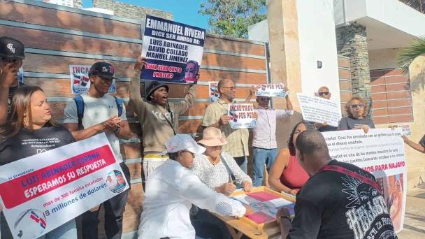 Querellantes en caso de estafa inmobiliaria instalan BBQ y picnic frente a casa de mayor implicado de Operación Nido, en RD