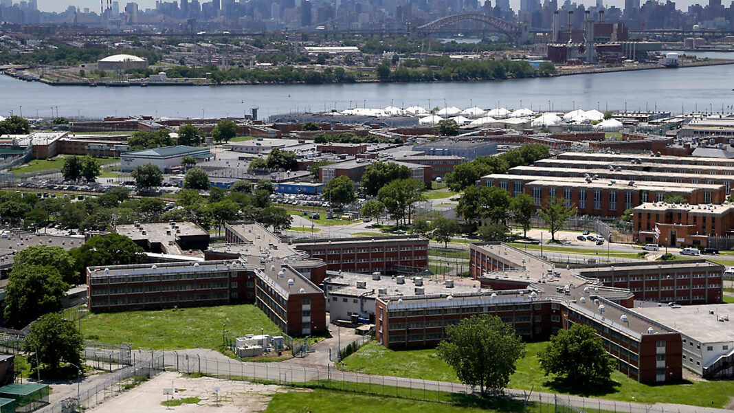 Comisión de Rikers describe un nuevo plan para cerrar el complejo carcelario antes de lo previsto, mientras siguen muriendo presos
