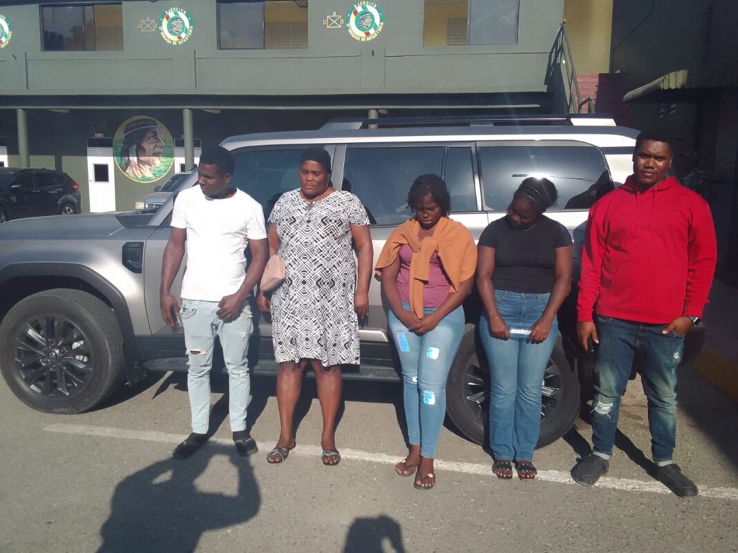 Detienen vehículo vinculado a esposa del alcalde de Comendador por tráfico de haitianos