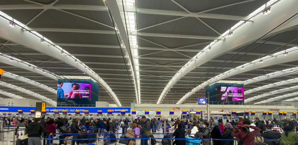 Un incendio masivo en una subestación eléctrica en el oeste de Londres obligó el cierre del Aeropuerto Heathrow, al menos 1,300 vuelos fueron cancelados