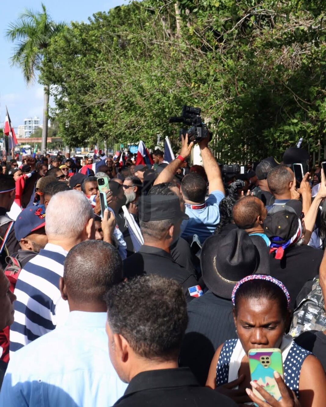Cientos de dominicanos se reúnen para participar en marcha en el Hoyo de Friusa, por la Soberanía Nacional