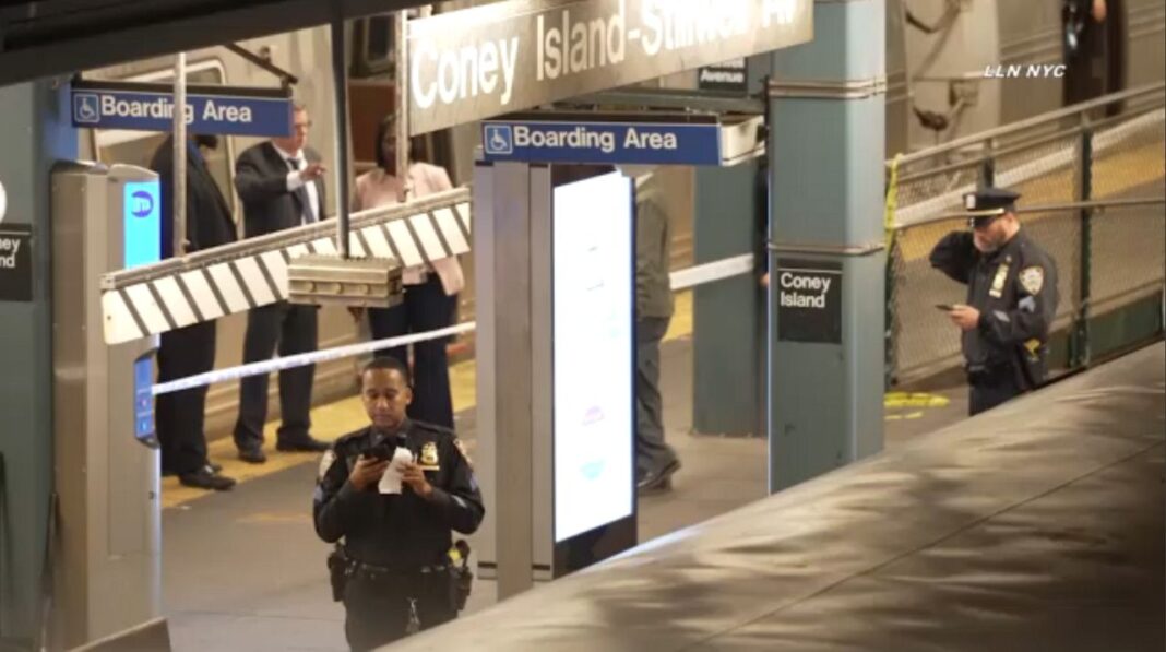 Pasajero del metro es mordido y apuñalado en tren L en Brooklyn