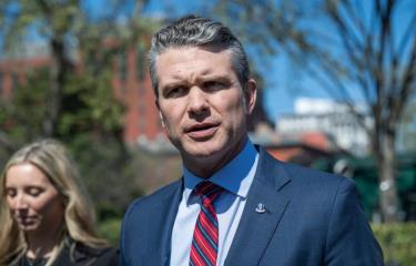 Demandan al jefe del Pentágono por discutir planes militares en chat grupal