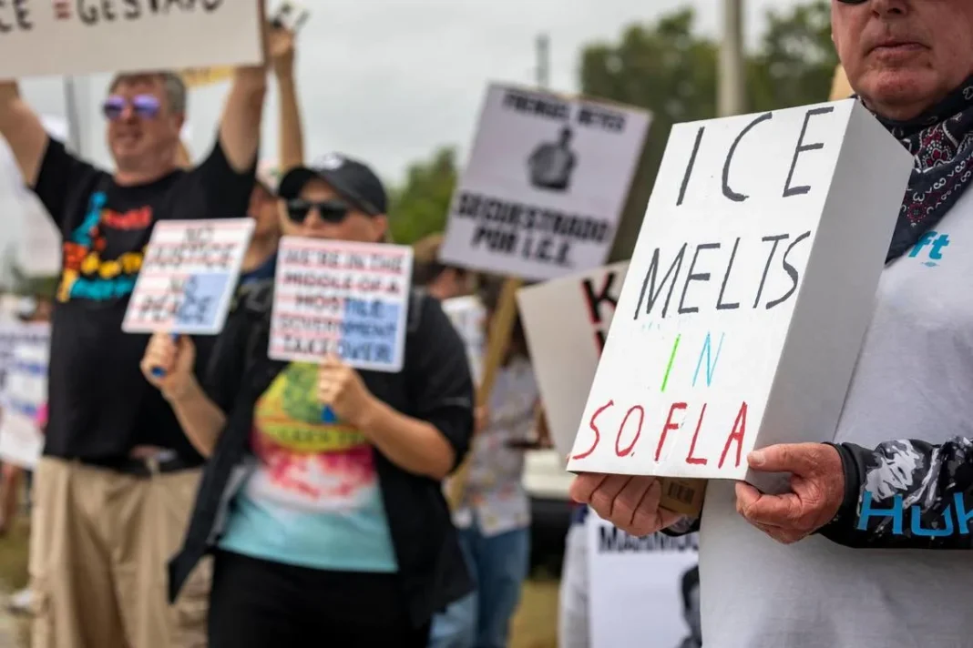 Activistas denuncian las condiciones en un centro de detención de inmigrantes en Florida