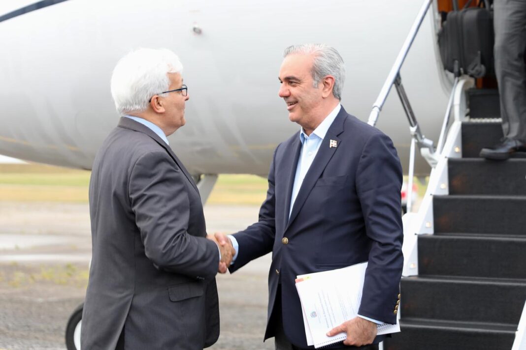 Presidente Abinader llega a Montevideo para asistir a la toma de posesión de Yamandú Orsi