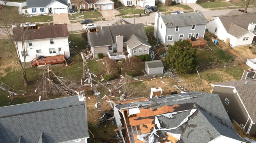 Destructiva tormenta deja al menos 34 muertos y provoca amenazas de tornados e incendios en el Medio Oeste y el Sur de EE.UU.