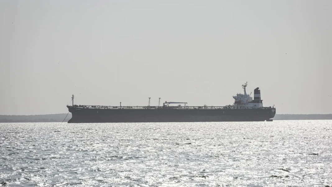 Trump revoca permisos de petroleras que exportan crudo de Venezuela