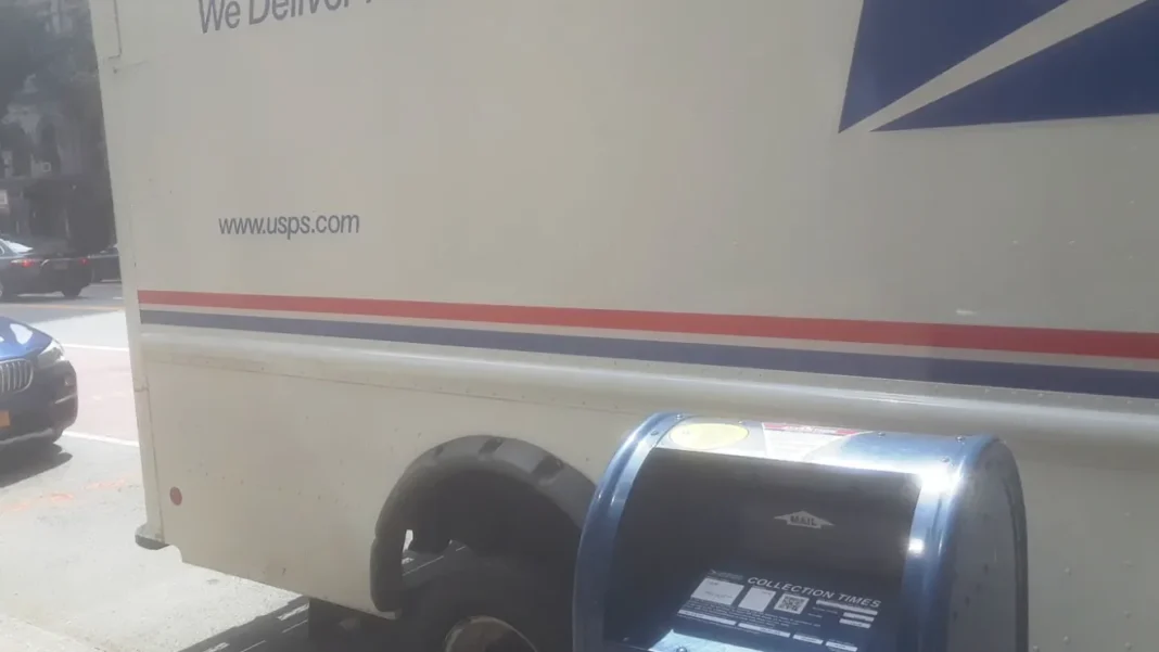 Acusan a trabajadores USPS de abusar de una colega dentro de camión de reparto postal en Nueva York