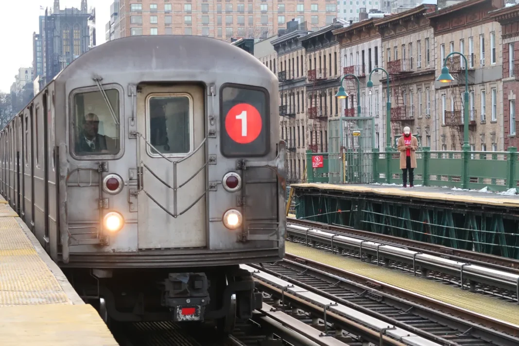 Investigan la muerte de un hombre hallado en medio de dos vagones del tren en El Bronx