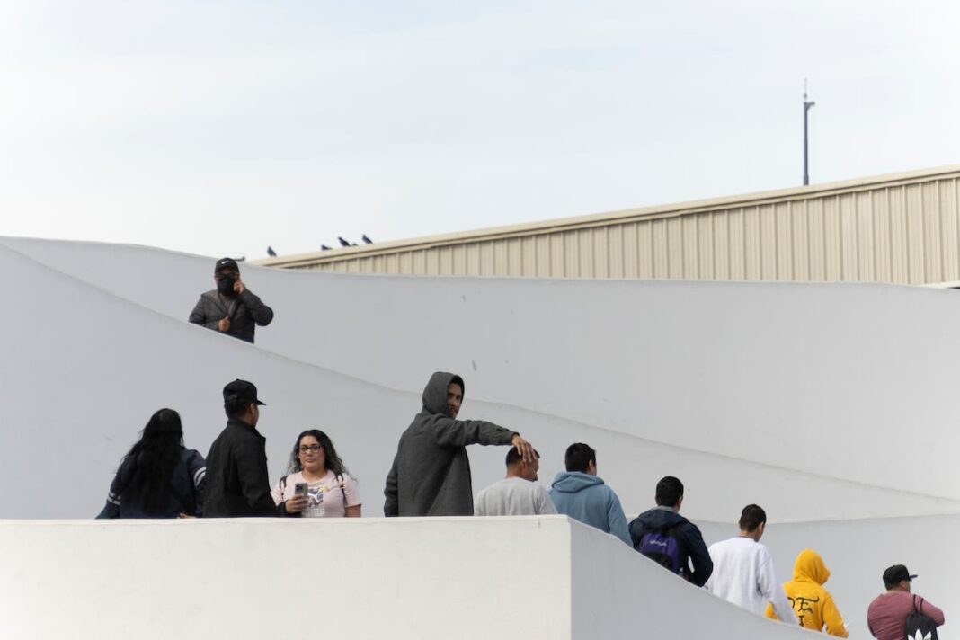 Multas de casi $1,000 diarios y confiscaciones: el posible plan de Trump contra migrantes que no salgan de EE.UU.