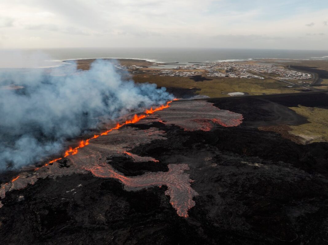 Una erupción de un volcán en Islandia obliga a evacuar la localidad de Grindavik y la turística Laguna Azul