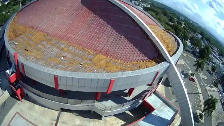 A pesar de las grandes inversiones que se le han hecho en los últimos años a La Gran Arena del Cibao, su techo se encuentra en condición crítica