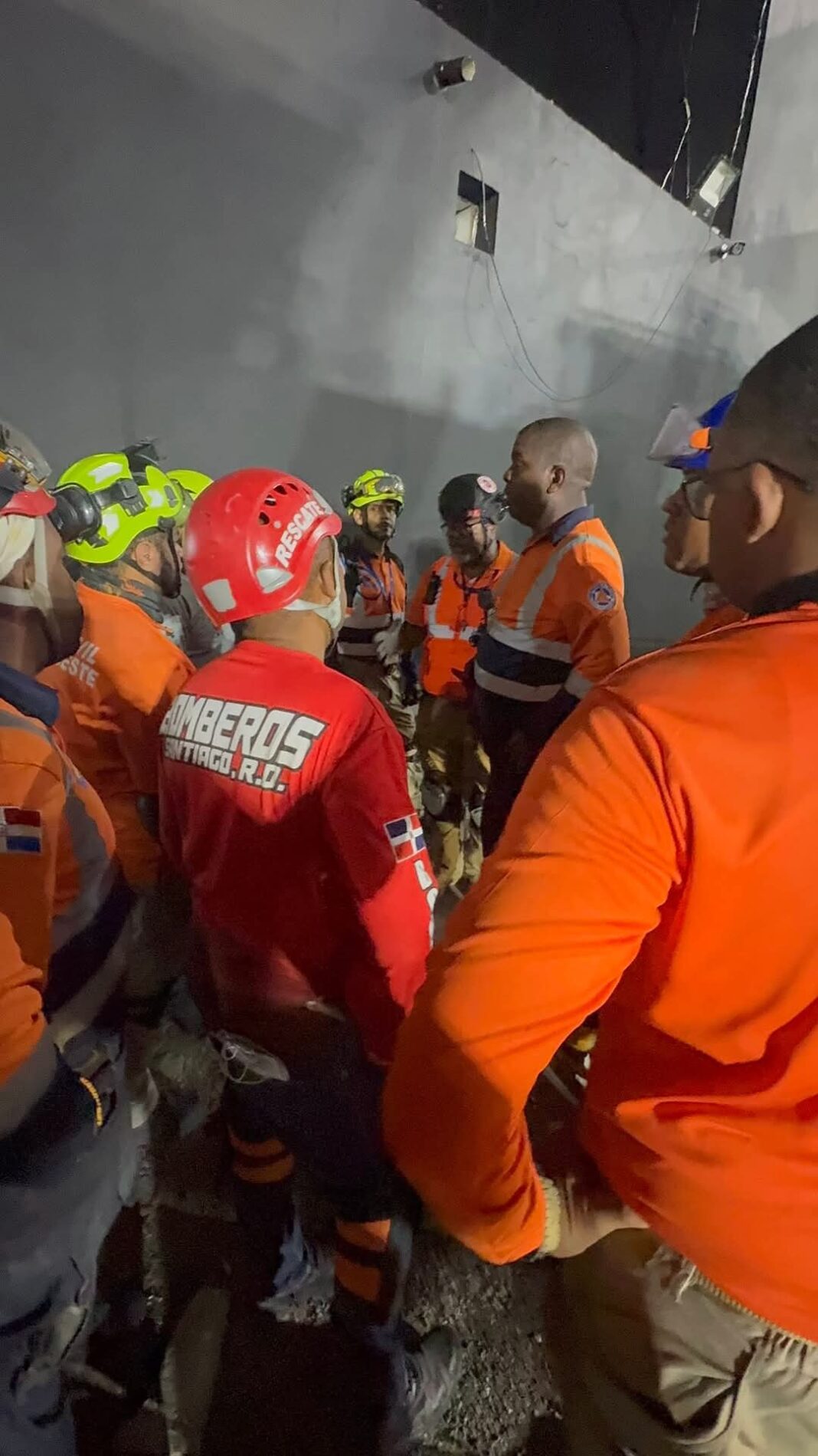 Aumentan drásticamente el número de muertos por tragedia en la Discoteca Jet Set, la desesperación se apodera de los familiares que aún no logran dar con sus parientes atrapados en los escombros, organismos dan por terminado los trabajos de búsqueda