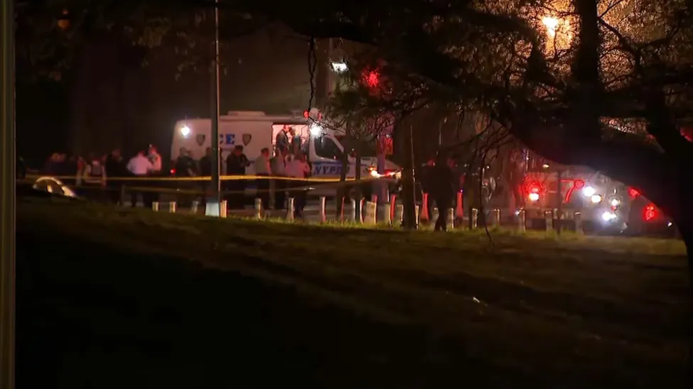 Hombre en auto presuntamente robado fue asesinada a tiros por la policía en Brooklyn