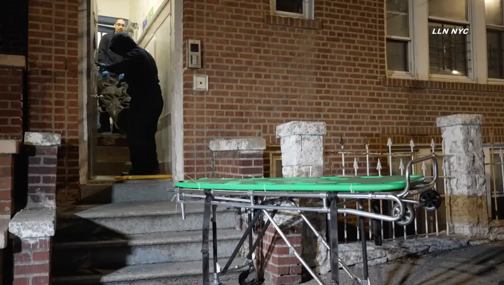 Una madre y su hijo de Nueva York fueron encontrados muertos en un precario apartamento del Bronx, donde una niña de 4 años estuvo «gritando» durante días: