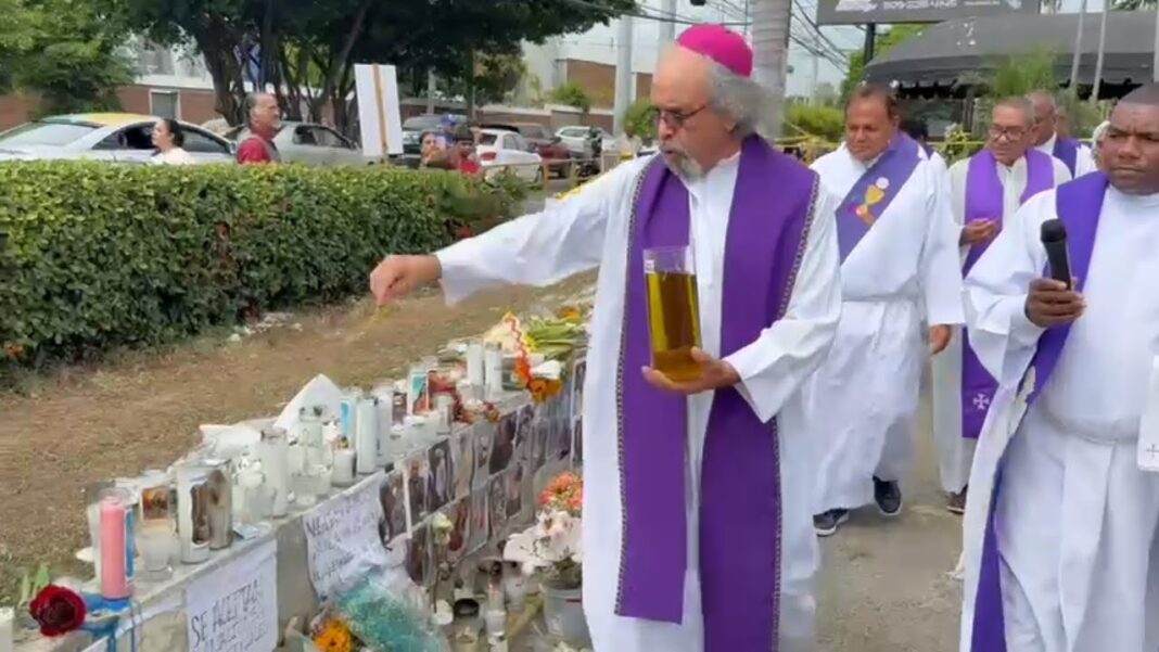 Padre Rogelio Cruz realiza una misa en la zona cero de la discoteca Jet Set, y clama justicia para todas las víctimas