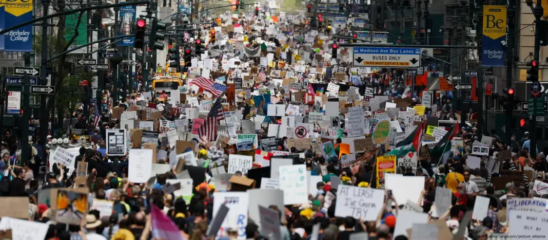 Protesta contra el Gobierno de Trump en Nueva York y otras ciudades de la Unión Americana clama contra el «odio» y la «censura