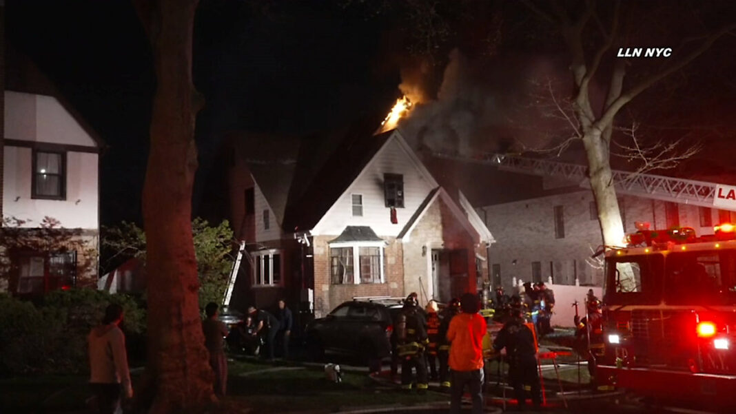 Tres muertos y varios heridos en incendio en vivienda convertida ilegalmente en Queens, mientras los sobrevivientes saltan por una ventana para escapar