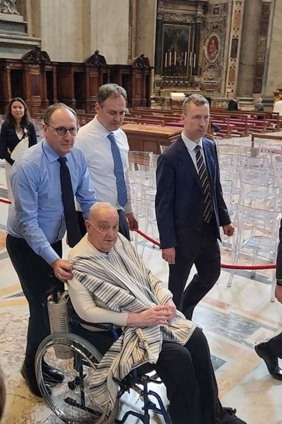 El papa Francisco sorprende a los fieles en la basílica de San Pedro
