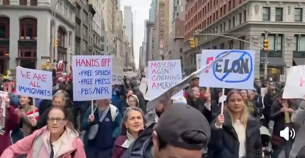 Neuyorquinos también salen a las calles a protestar contra políticas del presidente Trump
