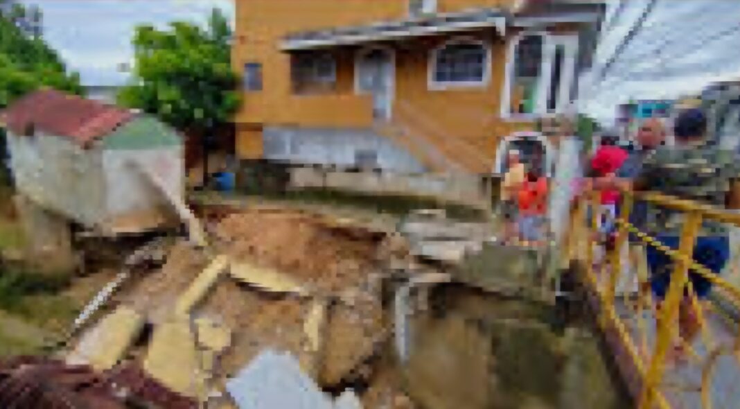 Derrumbe de casas, y puentes han causado los aguaceros registrados en las últimas horas en regiones del Cibao, RD