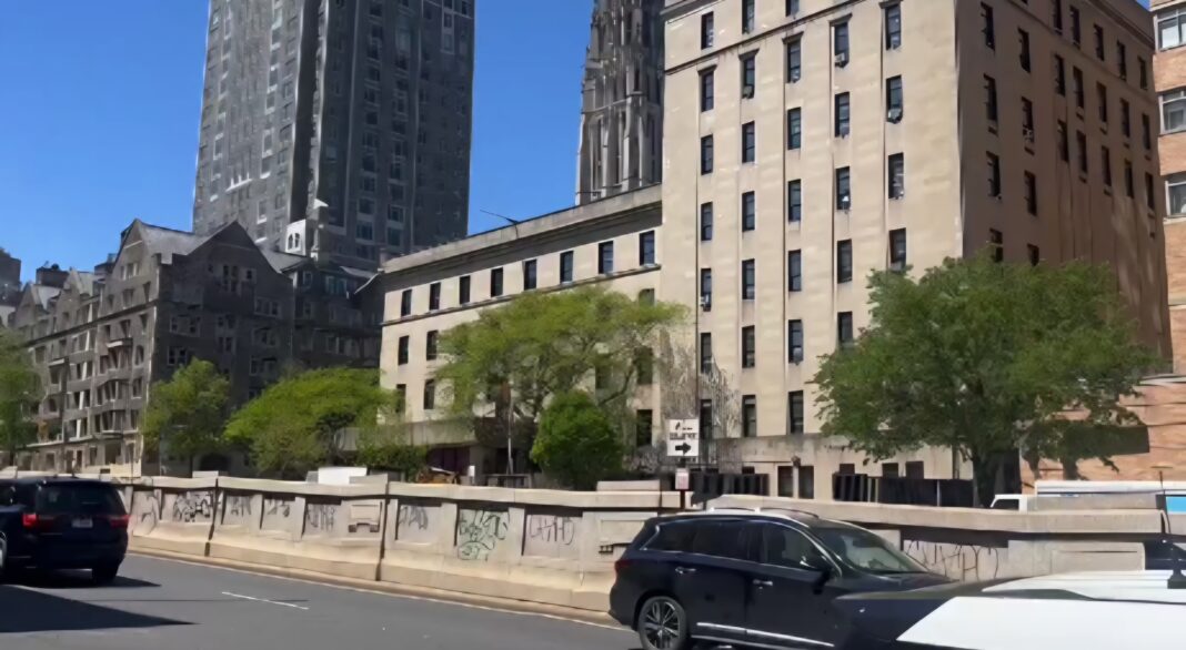 Los Bomberos de Nueva York evacuan siete edificios por fugas de gas en Manhattan, que obligó suspensión de tren