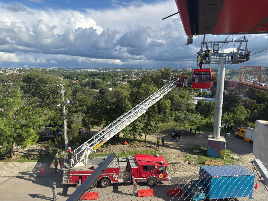 Bomberos participan en Simulacro de Rescate en el Teleférico de Santiago
