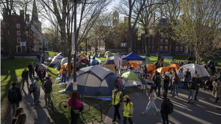 Congelan $2,200 millones en subvenciones a Harvard por protestas en el campus