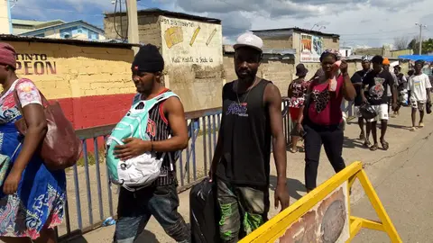 Salen primeras imágenes de haitianos saliendo de República Dominicana tras operativos migratorios en Friusa y Mata Mosquito