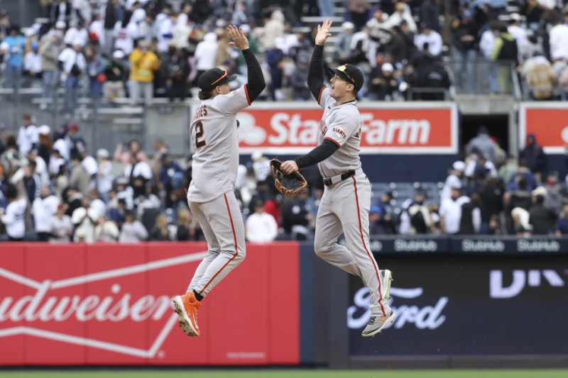 Gigantes remontan para vencer 5-4 a Yankees