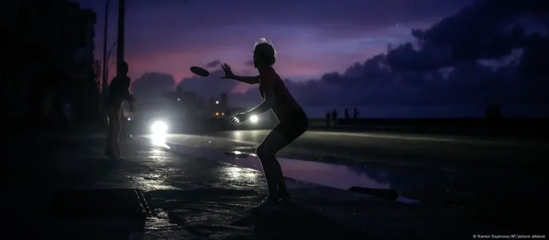 Cuba reporta apagones este domingo por déficit, que afectan de forma simultánea hasta el 43 % de su territorio, persisten averías y escasez de combustible