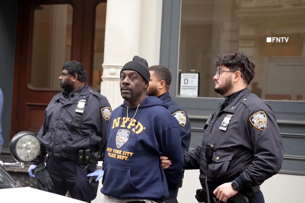 Un asesino en serie de Nueva York gritó que «iba a matar a una perra» antes de un ataque con botella a víctima, que permanece conectada a un respirador