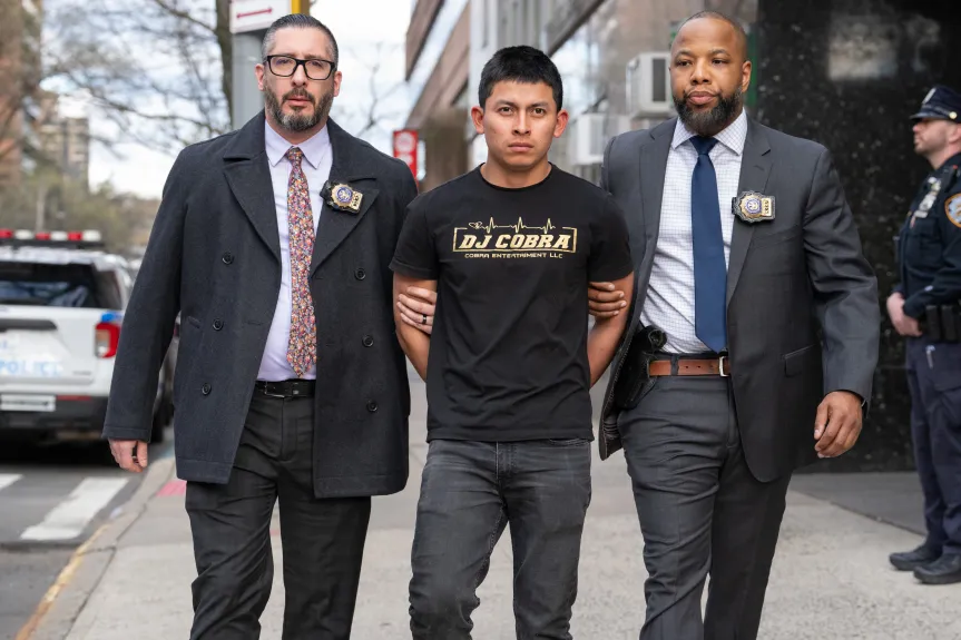 Policía arresta a hombre que llevaba sudadera con ‘cara de fantasma’ en ataque de violación en Queens