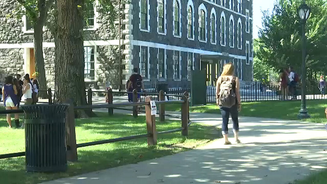 Autoridades migratorias revocan visas de estudiantes de Universidad CUNY y Fordham en Nueva York sin previo aviso