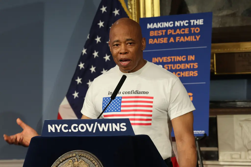 Tres fiscales dimiten por el caso de corrupción del alcalde Eric Adams y desafían la orden del Departamento de Justicia de admitir irregularidades