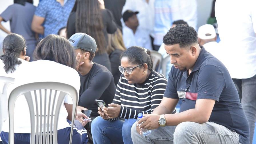 Familiares de las victimas que perdieron la vida tras colapso del techo Discoteca Jey Set, abarrotan Patologícia Forense, hay al menos 79 muertos