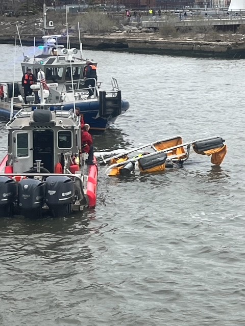 Un nuevo y dramático video captura los intentos desesperados de rescatar a las víctimas del accidente de helicóptero del río Hudson que mató a una familia de 5 personas y al piloto.