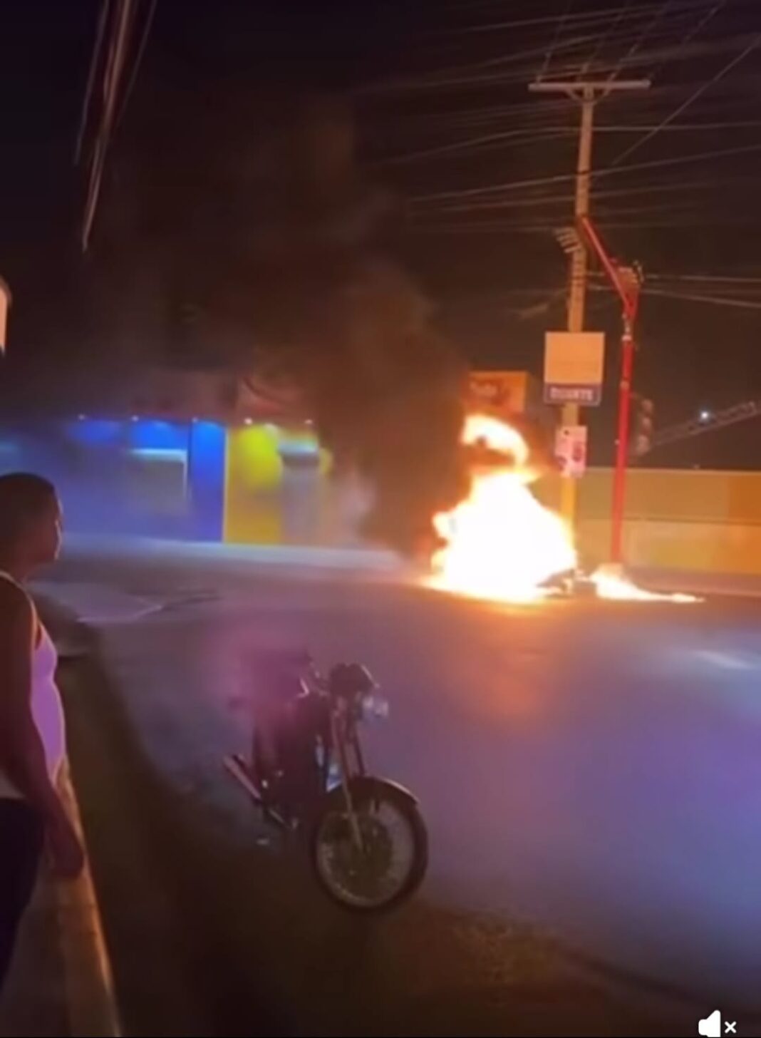 Mientras el país se encuentra de Duelo Nacional, queman gomas en el municipio de Licey Santiago por lentitud de Inapa para concluir Sistema Sanitario