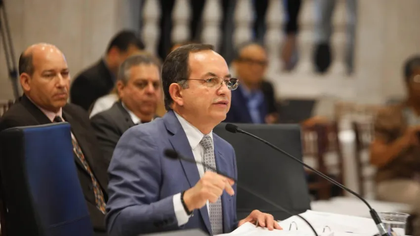 Presidente del Colegio de Médicos Cirujanos de Puerto Rico entrega datos al FBI vinculadas con la investigación sobre corrupción, que apuntan al secretario de Salud, Víctor Ramos