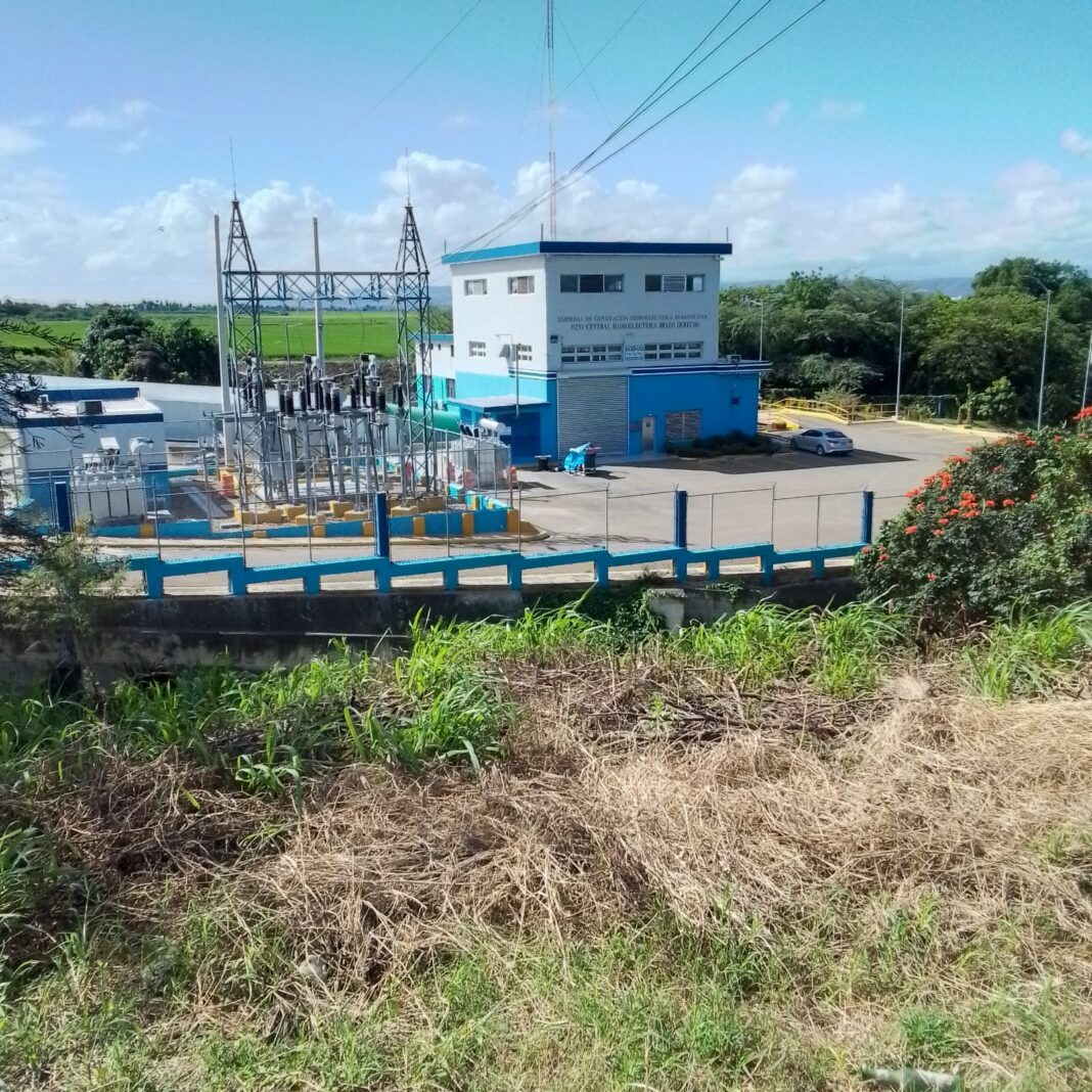 Entre escombros y sin encender una Bombilla, se encuentra la central fotovoltaica Brazo Derecho Solar, inaugurada por la vicepresidenta Raquel Peña en Navarrete