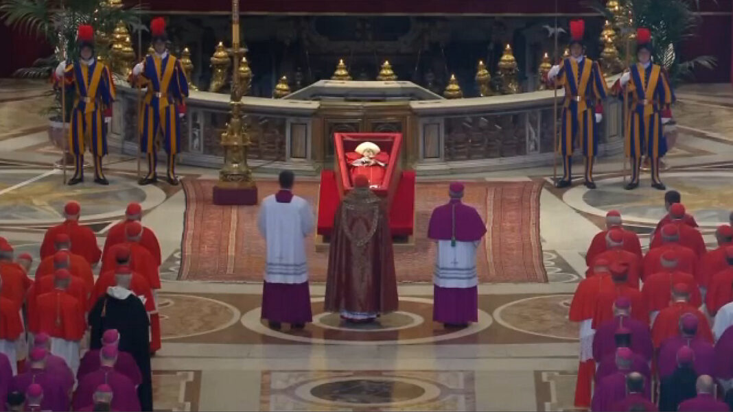 Trasladan el cuerpo del papa Francisco a la Basílica de San Pedro para su velatorio público