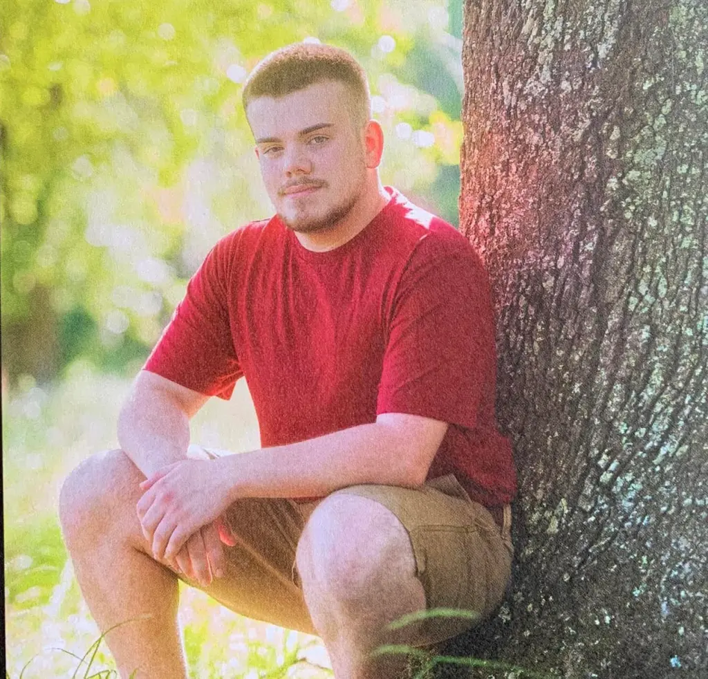 Madre biológica del tirador de la Universidad Estatal de Florida lo secuestró y huyó a Noruega en medio de una amarga batalla por la custodia, una década antes del tiroteo mortal. La madre biológica de Phoenix Ikner, acusado de disparar en la Universidad Estatal de Florida (SU), lo secuestró y huyó a Noruega en medio de una amarga batalla por la custodia, una década antes del tiroteo mortal, según revelan documentos judiciales.