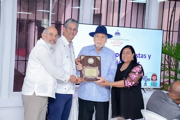 Autoridades Educativas de Santiago reconocen a profesionales de la comunicación, Mientras Quiterio Cedeño, es escogido ganador del Premio Nacional de Periodismo
