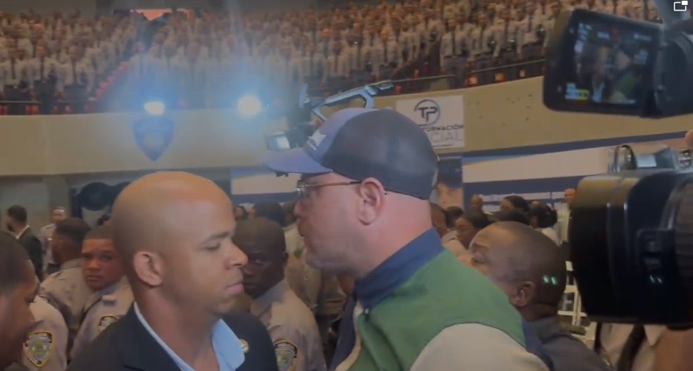 Seguridad de Faride Raful, ministra de Interior y Policia, agreden a periodistas, tras ser abordada sobre marcha de haitianos