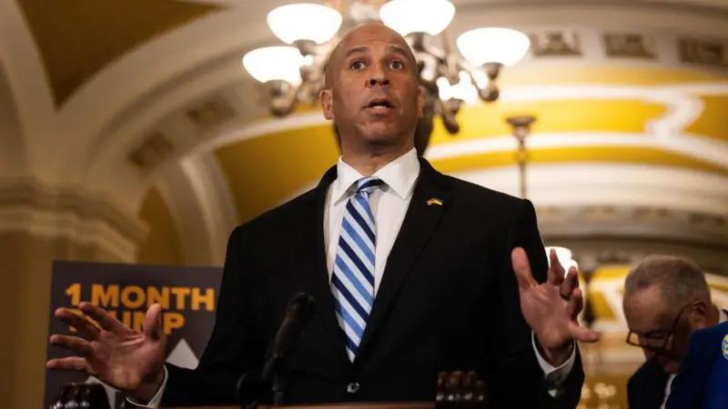 Senador de NJ, Cory Booker, rompe récord con discurso maratónico en el Senado