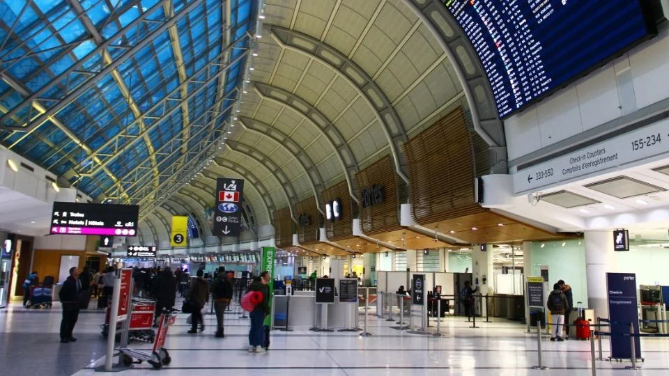 Hombre muerto a tiros en incidente policial en aeropuerto de Toronto